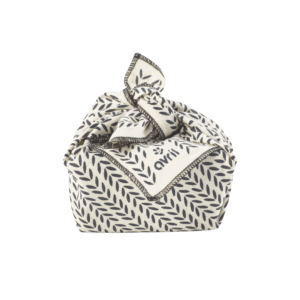 furoshiki-coton-bio-noir-et-blanc-imprime-petales
